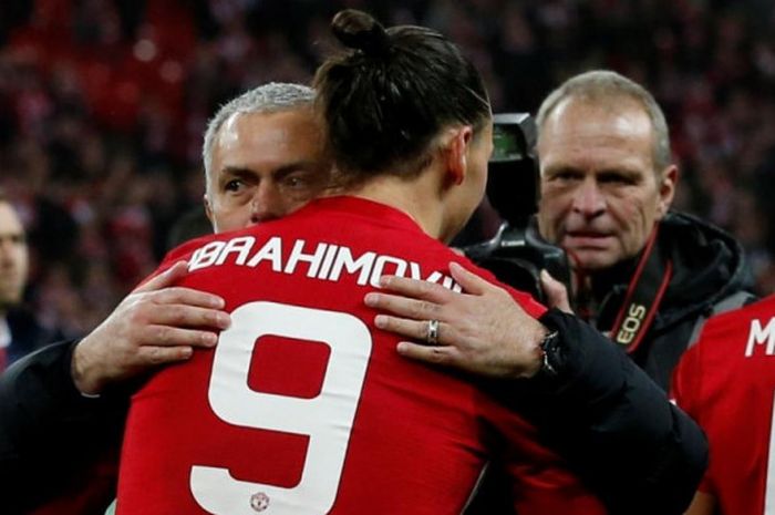 Jose Mourinho memeluk Zlatan Ibrahimovic setelah Manchester United menekuk Southampton pada final Piala Liga Inggris di Stadion Wembley, London, 26 Februari 2017.