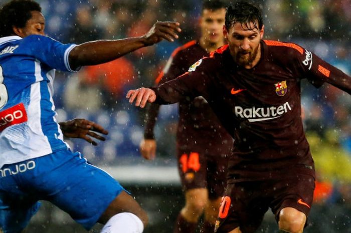 Megabintang FC Barcelona, Lionel Messi (kanan), berduel dengan gelandang Espanyol, Carlos Sanchez, dalam laga Liga Spanyol di Stadion RCDE, Cornella de Llobregat, pada 4 Februari 2018.