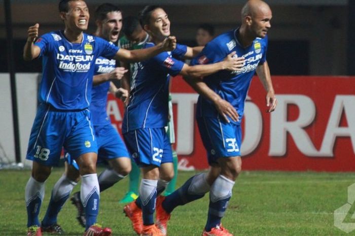   Empat pemain Persib; Jajang Sukmara, Robertino Pugliara, Kim Kurniawan, dan Sergio van Dijk meraya