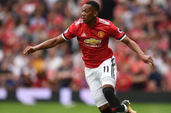 Aksi Anthony Martial dalam partai Liga Inggris antara Manchester United lawan West Ham United di Old Trafford, Manchester, 13 Agustus 2017.