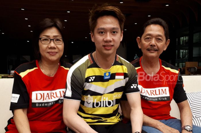 Kevin Sanjaya bersama kedua orang tua, Sugiarto Sukamuljo dan Winartin Niawati, saat ditemui di Wisma Ploso, Kudus, Jawa Tengah (6/9/2018)