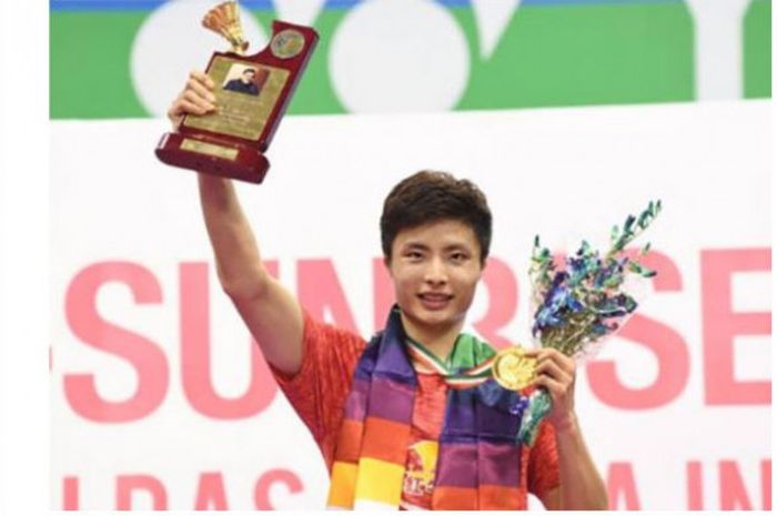 Pebulu tangkis tunggal putra China, Shi Yuqi, berhasil meraih gelar juara India Open 2018.