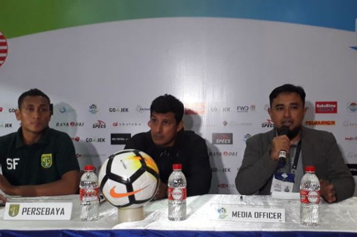  Pelatih Persebaya, Alfredo Vera, bersama dengan Syaifuddin, saat sesi jumpa pers selepas pertandingan melawan Persija Jakarta di Stadion PTIK, Jakarta Selatan, Selasa (26/6/2018). 