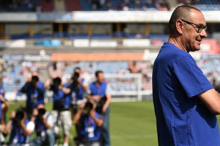 Ekspresi pelatih Chelsea, Maurizio Sarri, sebelum dimulainya laga Liga Inggris kontra Huddersfield Town di Stadion John Smith's, Huddersfield pada 11 Agustus 2018.