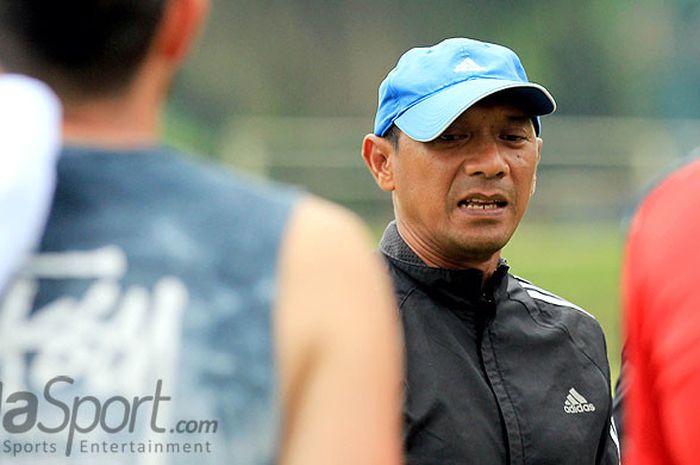 Pelatih Perseru Serui, I Putu Gede, memimpin timnya saat menjalani laga uji coba melawan tim yang bermain di Liga 3, Jember United di Lapangan Paskas Malang, Kamis (22/3/2018) pagi.  