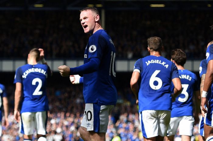 Ekspresi penyerang Everton, Wayne Rooney (10), seusai mencetak gol ke gawang Stoke City dalam laga perdana Liga Inggris 2017-2018 di Stadion Goodison Park, Liverpool, Inggris, pada Sabtu (12/8/2017).