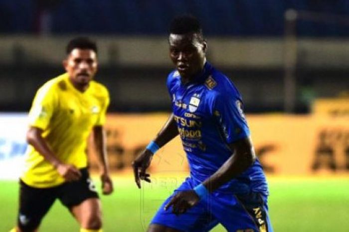 Ezechiel N Douassel saat mengelabui pemain Persegres Gresik United di Stadion Si Jalak Harupat, Bandung, Minggu (20/8/2017).