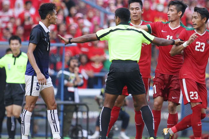 Hansamu Yama Pranata (23) berada di tengah kerumunan pemain timnas U-22 Indonesia dan Kamboja pada laga pamungkas Grup B SEA Games 2017 di Stadion Shah Alam, Selangor, Kamis (24/8/2017).