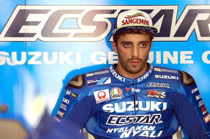 Ekspresi pebalap tim Suzuki ECSTAR, Andrea Iannone, saat berada di pit untuk bersiap mengendarai motornya dalam sesi ujicoba pra-musim MotoGP 2017 di di Sirkuit Sepang, Malaysia, pada 31 Januari 2017.