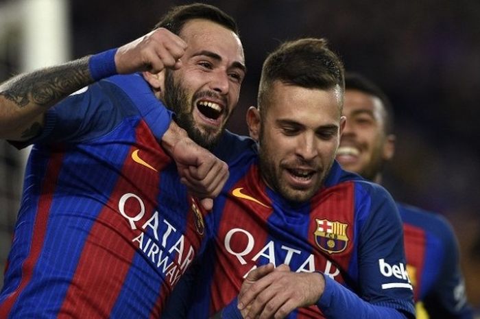 Pemain FC Barcelona, Aleix Vidal (kiri), merayakan gol yang dia cetak ke gawang Las Palmas, dalam lanjutan La Liga di Stadion Camp Nou, Sabtu (14/1/2017). 