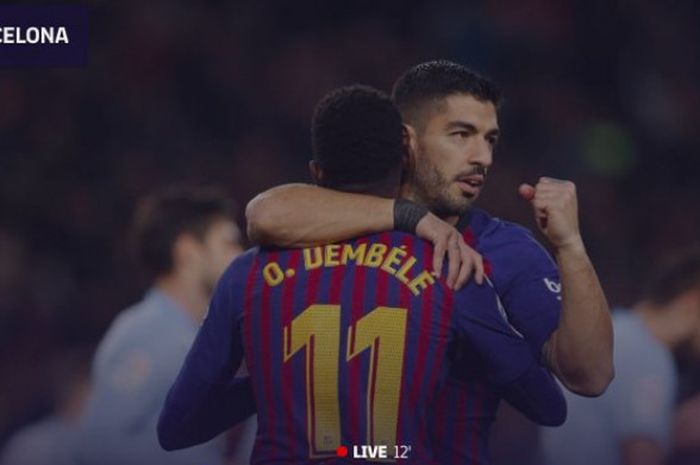 Penyerang FC Barcelona, Ousmane Dembele, melakukan selebrasi bersama Luis Suarez.