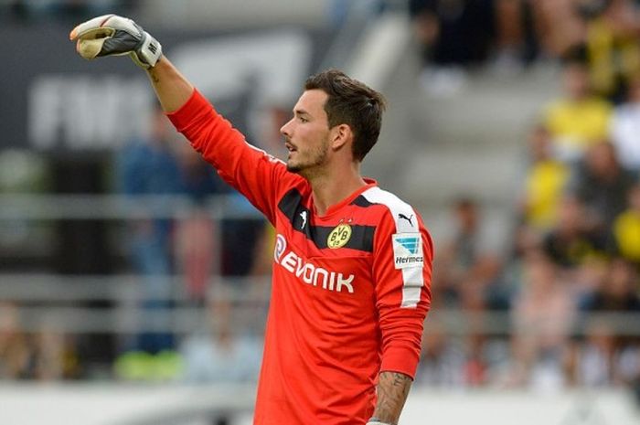 Kiper Borussia Dortmund, Roman Burki, dalam laga kontra JUventus pada 25 Juli 2015