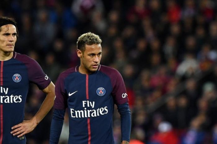 Reaksi Edinson Cavani (kiri) dan Neymar dalam laga Paris Saint-Germain kontra Olympique Lyon pada lanjutan Liga Prancis di Parc des Princes, Paris, 17 September 2017.