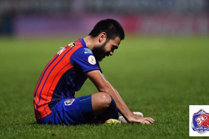 Penyerang Port FC, Pakorn Prempak merayakan gol dengan cara unik saat membobol gawang Chonburi FC pada pekan ke-33 Liga Thailand 2018 di Stadion PAT, Bangkok, 3 Oktober 2018.