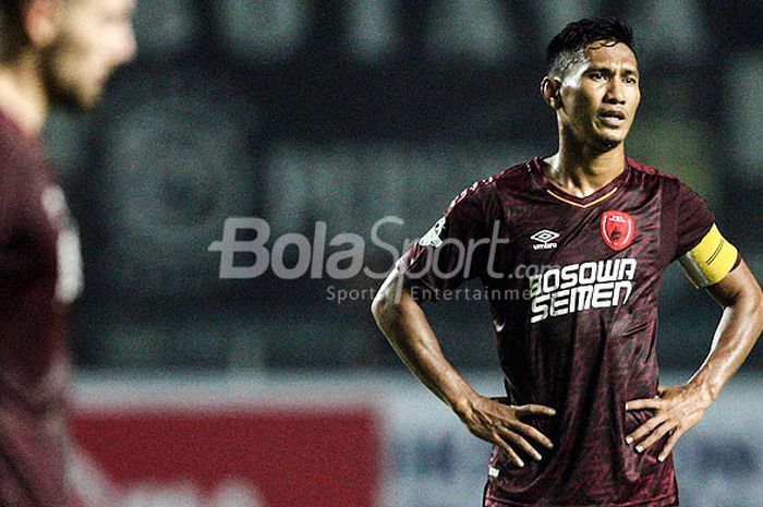  Kapten PSM Makassar, Zulkifli Syukur, saat tampil melawan Persib Bandung pada pekan kesepuluh Liga 