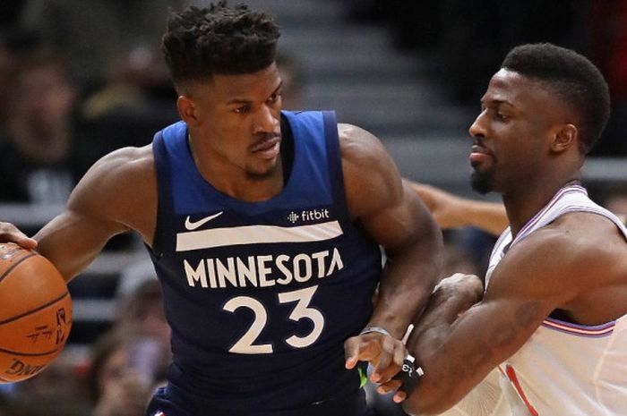 Pebasket bintang Minnesota Timberwolves, Jimmy Butler (jersey biru, #23) berupaya melewati penjagaan pemain Chicago Bulls, David Nwaba, pada laga musim reguler NBA 2017-2018 di United Center, Chicago, Illinois, Amerika Serikat, 9 February 2018.