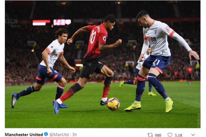 Penyerang Manchester United, Marcus Rashford (tengah), mengecoh pemain Bournemouth.