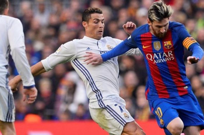 Lionel Messi (kanan) dan Cristiano Ronaldo berebut bola dalam partai Liga Spanyol antara FC Barcelona dan Real Madrid di Stadion Camp Nou, Barcelona, 3 Desember 2016.