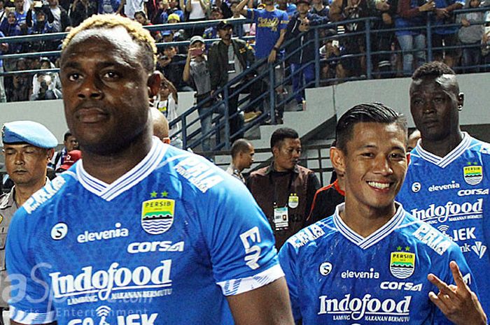  Bek Persib Bandung, Victor Igbonefo, memasuki lapangan saat menjalani debutnya di Liga 1 2018 bersama Persib Bandung melawan Borneo FC, Sabtu (21/4/2018). 