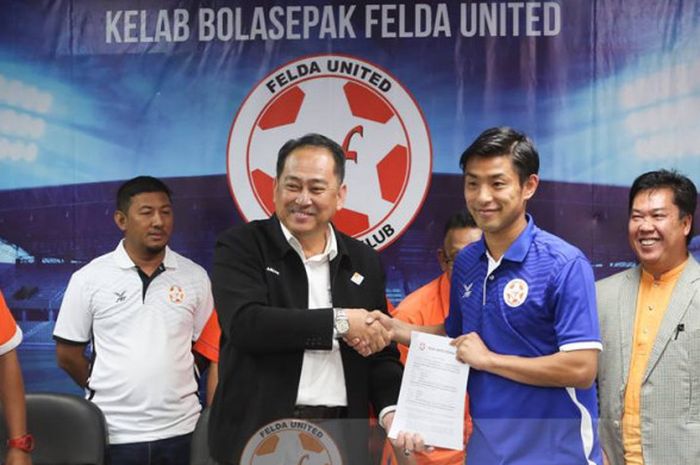 Penyerang asal Jepang, Kei Ikeda (kaus biru) saat penandatangan kontrak dan diperkenalkan klub promosi Liga Super Malaysia 2019, Felda United pada 18 Januari 2019. 