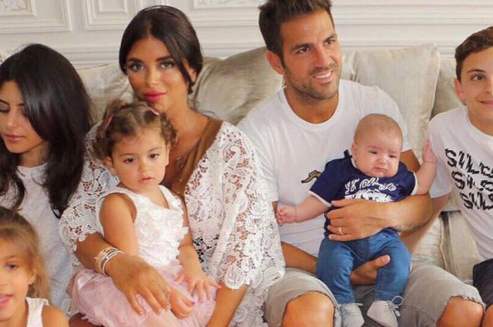 Daniella Semaan dan Cesc Fabregas bersama kelima anaknya