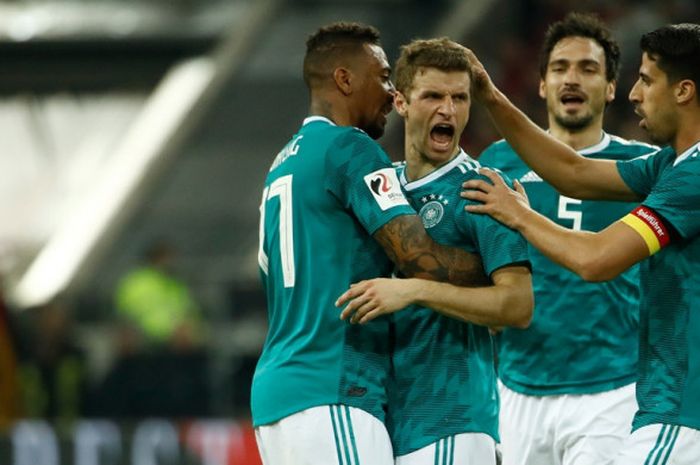 Penyerang Jerman, Thomas Mueller (kedua dari kiri), merayakan gol yang dicetak ke gawang Spanyol dalam laga persahabatan di Duesseldorf, Jerman pada 23 Maret 2018.