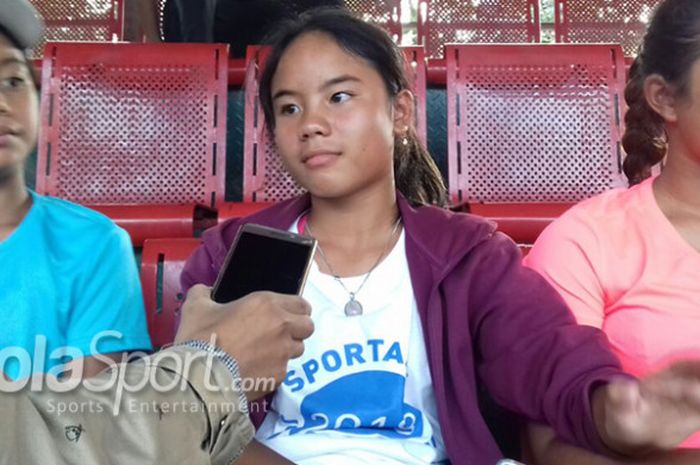 Keyla Mangesti (tengah), salah satu pemain ganda putri yang bermain kelompok usia 12 tahun pada Kejurnas Tenis Junior Detec Open 2018.