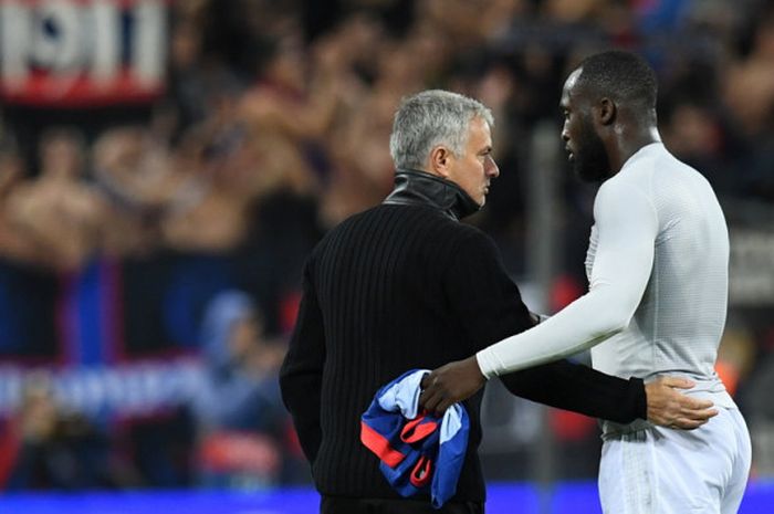 Manajer Manchester United, Jose Mourinho (kiri), memberikan selamat kepada striker Romelu Lukaku yang sukses mencetak dua gol ke gawang CSKA Moskva di matchday 2 Grup A Liga Champions 2017-2018 di Stadion VEB Arena, Moskow, Rusia, pada Rabu (27/9/2017).