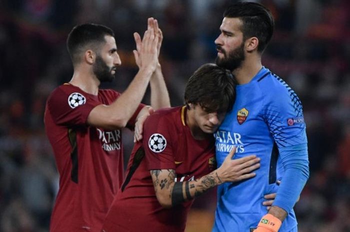 Dari kiri ke kanan: Pemain AS Roma, Maxime Gonalons, Mirko Antonucci, dan Alisson Becker bereaksi setelah kegagalan tim mereka melaju ke final Liga Champions pascalaga kontra Liverpool FC di Stadion Olimpico Roma, 2 Mei 2018.