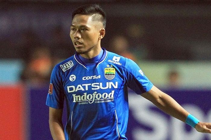  Gelandang Persib Bandung, Tony Sucipto, saat tampil melawan Persija Jakarta dalam laga lanjutan Torabika Soccer Championship di Stadion Gede Bage Gelora Bandung Lautan Api, Sabtu (16/7/2016).   