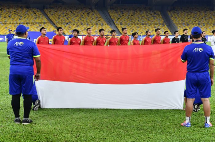 Para pemain Timnas U-16 Indonesia dan Vietnam menyanyikan lagu kebangsaan jelang pertandingan Grup C Piala Asia U-16 2018 di Stadion Bukit Jalil, 24 September 2018. 