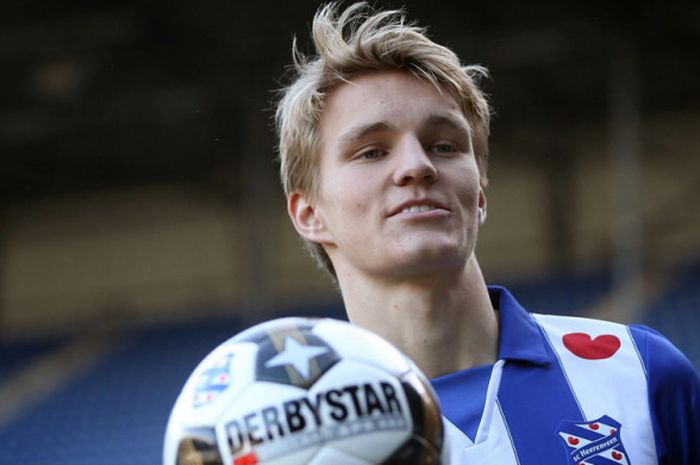 Ekspresi gelandang serang Heerenveen, Martin Odegaard, dalam acara perkenalan dirinya sebagai pemain baru pada 10 Januari 2017 di Heerenveen, Belanda.