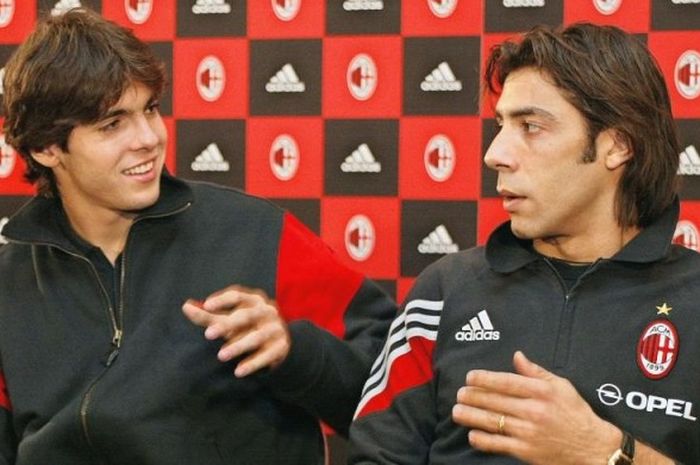 Ricardo Kaka bersama Rui Costa dalam sesi konferensi pers di Yokohama pada Desember 2003.