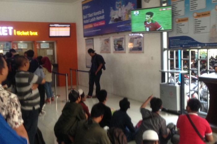 Suasana nonton bareng dadakan oleh calon penumpang kereta Api di Stasiun Balapan Solo pada pertandingan Indonesia Vs Thailand, Jumat (15/9/2017)