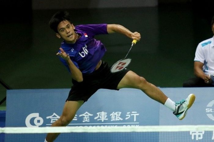 Pebulu tangkis tunggal putra Indonesia, Firman Abdul Kholik, sedang mengembalikan kok ketika menghadapi wakil Malaysia, Daren Liew pada babak kedua Taiwan Masters. Firman kalah  11-6, 4-11, 11-7, 8-11, 11-6, ketika berlaga di Hsing Chuang Gymnasium, Rabu (12/10/2016).