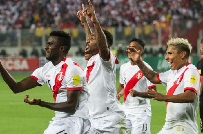 Para pemain timnas Peru merayakan gol Christian Ramos (kiri) ke gawang Selandia Baru dalam partai play-off Piala Dunia 2018 di Estadio Nacional de Lima, 15 November 2017.