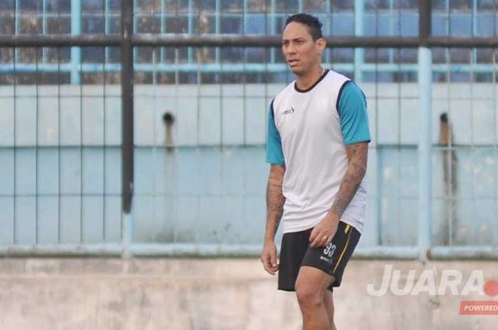 Juan Pablo Pino dalam sesi latihan di Stadion Kanjuruhan 5 Juni 2017, penampilannya yang tidak sesuai harapan membuatnya terancam dari tim Arema FC