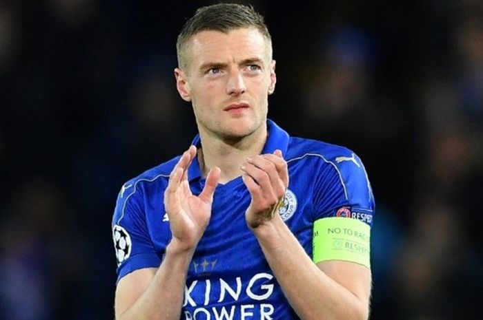 Penyerang Leicester City, Jamie Vardy, memberikan aplaus kepada suporter pascalaga Liga Champions melawan Atletico Madrid di King Power Stadium, Leicester, 18 April 2017.