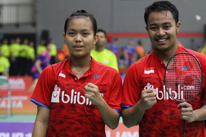 Pasangan ganda campuran, Rehan Naufal Kusharjanto/Siti Fadia Silva Ramadhanti, berpose seusai meraih kemenangan pada laga semifinal Kejuaraan Asia Junior 2017, di Jaya Raya Sports Hall Training Center, Tangerang Selatan, Sabtu (29/7/2017).