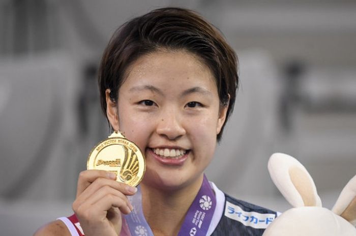 Pebulu tangkis tunggal putri Jepang, Nozomi Okuhara, berpose dengan medali emas yang didapat sebagai juara pada Korea Open 2018 yang berlangsung di SK Handball Stadium, Minggu (30/9/2018).