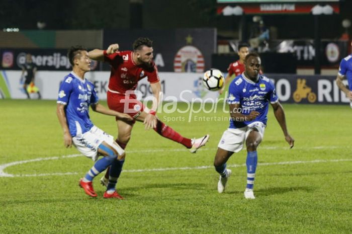 Marko Simic saat melepaskan sepakan di laga Persija Jakarta versus Persib Bandung di Stadion PTIK, Jakarta, Sabtu (30/6/2018).