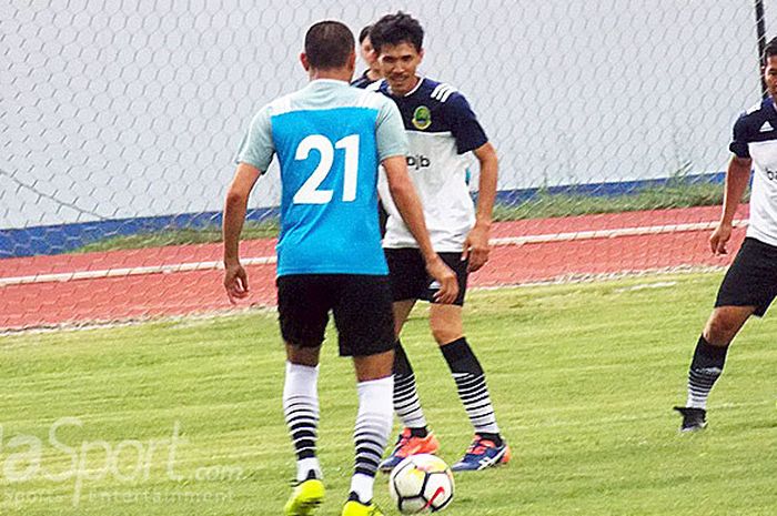 Foto-Mantan pemain Persib, Kekey Zakaria dan Hendra Komara tampil pada eksibisi saat pembukaan Lipesia 2018 Zona Jabar di Stadion Arcamanik, Kota Bandung, Senin (5/3/2018).