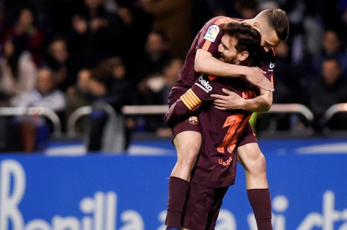  Megabintang FC Barcelona, Lionel Messi (kanan), merayakan golnya bersama Jordi Alba dalam laga Liga Spanyol kontra Deportivo La Coruna di Stadion Riazor, Coruna pada 29 April 2018. 