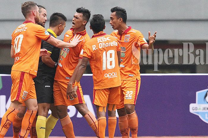 Para pemain Borneo FC melakukan protes pada wasit dalam laga melawan Bhayangkara FC di pekan 25 Liga 1, Rabu (20/9/2017), di Stadion Patriot Chandrabhaga, Bekasi.