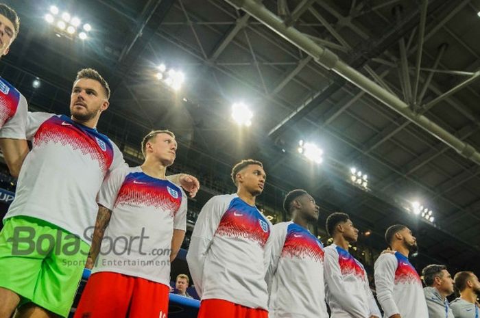 Para pemain Inggris berbaris di tepi lapangan saat menghadapi Kolombia di duel babak 16 besar Piala Dunia 2018 di Stadion Spartak, Moskow, 3 Juli 2018.