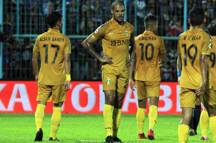 Ekspresi striker Bhayangkara FC, David da Silva (kedua dari kiri), dalam laga Bhayangkara FC kontra Arema FC di Stadion Kanjuruhan, Kepanjen, Kabupaten Malang, Selasa (30/1/2018).