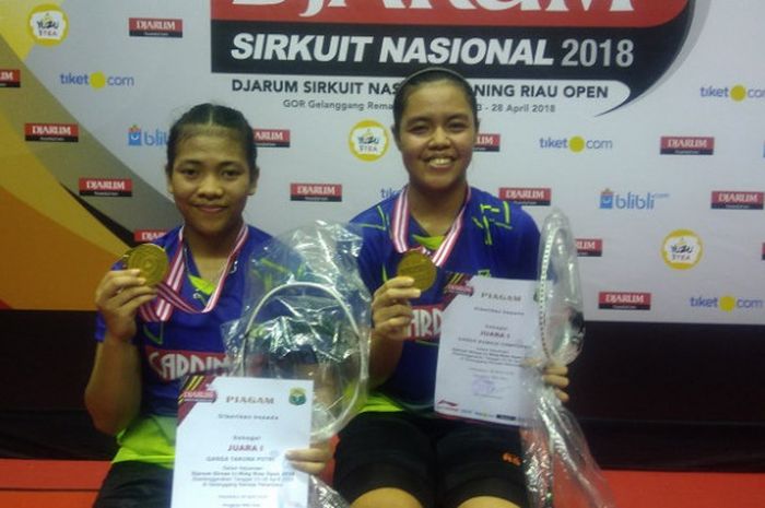 Pasangan ganda putri taruna Putri Andini Wahyuningrum/Rayhan Vania Salsabila (Mutiara Cardinal) berpose setelah memastikan diri sebagai juara pada Djarum Sirnas Li Ning Riau Open di Gelanggang Remaja, Pekanbaru, Riau, Sabtu (28/4/2018).