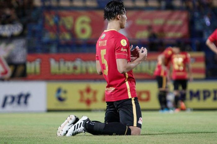   Bek asal Indonesia milik PTT Rayong, Ryuji Utomo Prabowo (kanan) berdoa seusai timnya menjamu Lampang FC pada laga lanjutan Liga Thailand 2 2018 di Stadion PTT, 21 April 2018.  