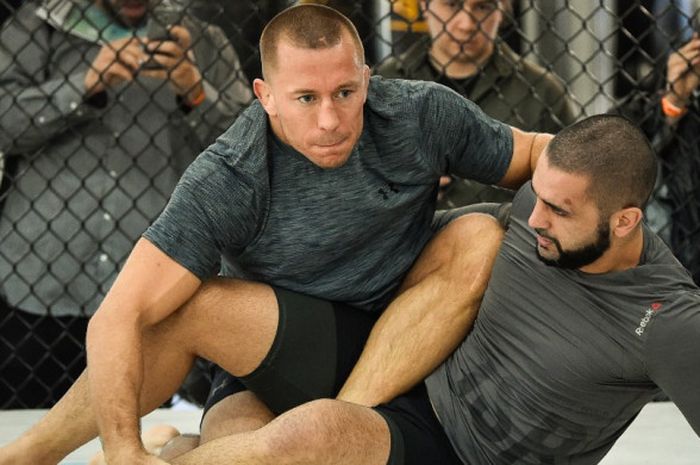 Petarung UFC asal Kanada, Georges St-Pierre, berlatih dengan Firas Zahabi di Tristar Gym, Montreal, Quebec, Canada, pada Media Day, 25 Oktober 2017.