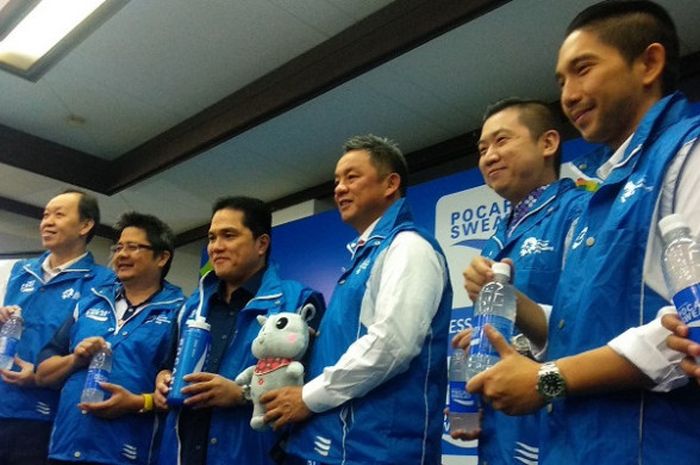 Ketua Inasgoc Erick Thohir (ketiga dari kiri) berpose dengan jajaran manajemen Pocari Sweat di Kantor Inasgoc, Jakarta, Kamis (3/5/2018).